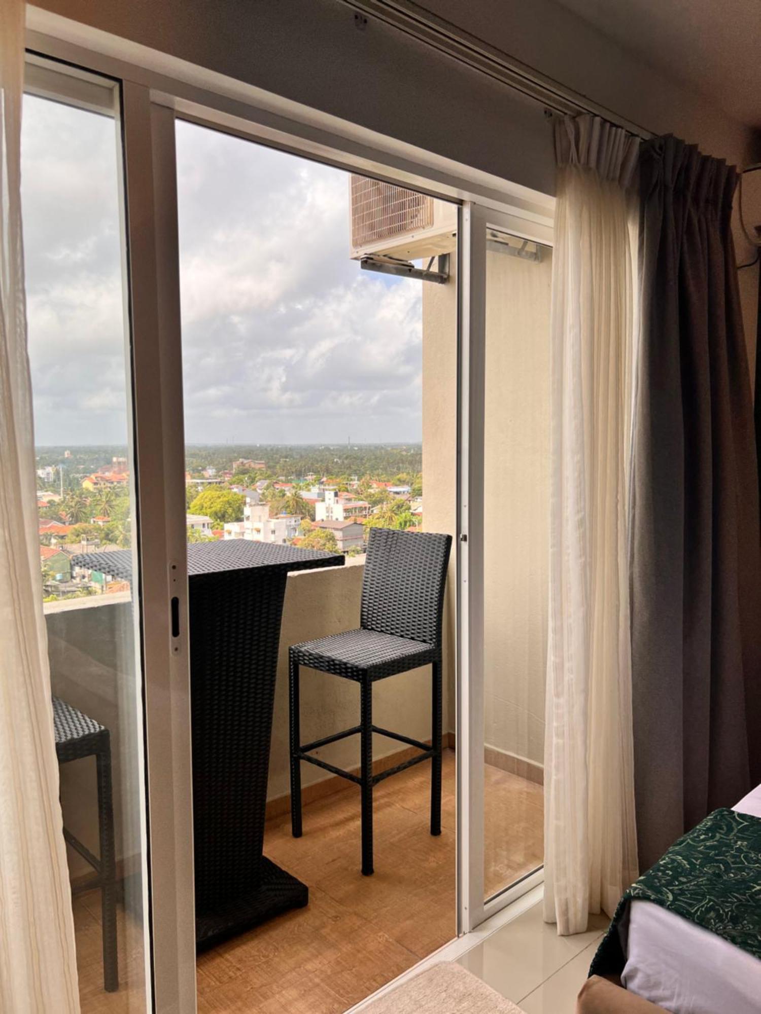 Ocean Breeze Negombo- Tidesend Luxury Beach Apartments Buitenkant foto