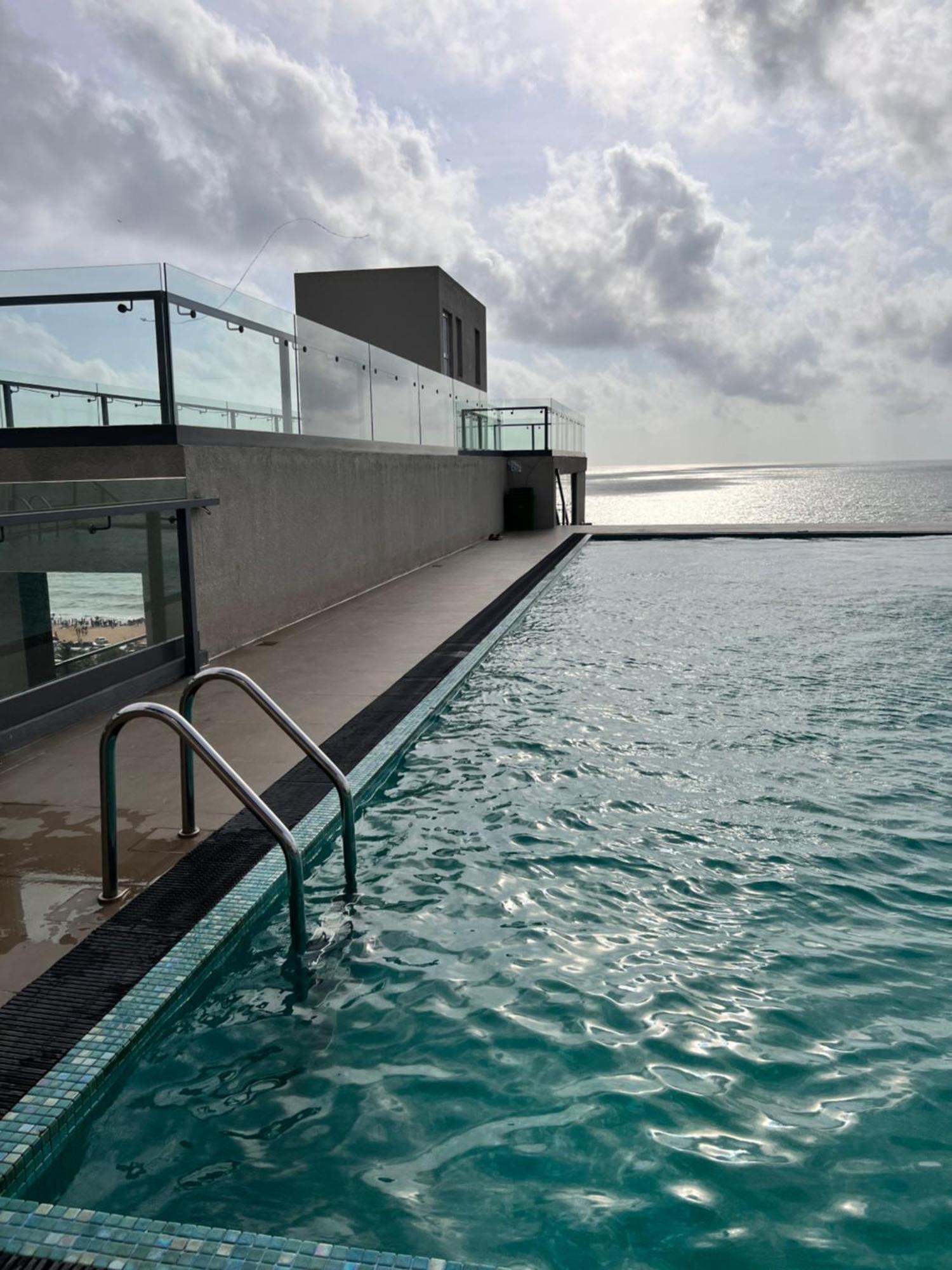 Ocean Breeze Negombo- Tidesend Luxury Beach Apartments Buitenkant foto