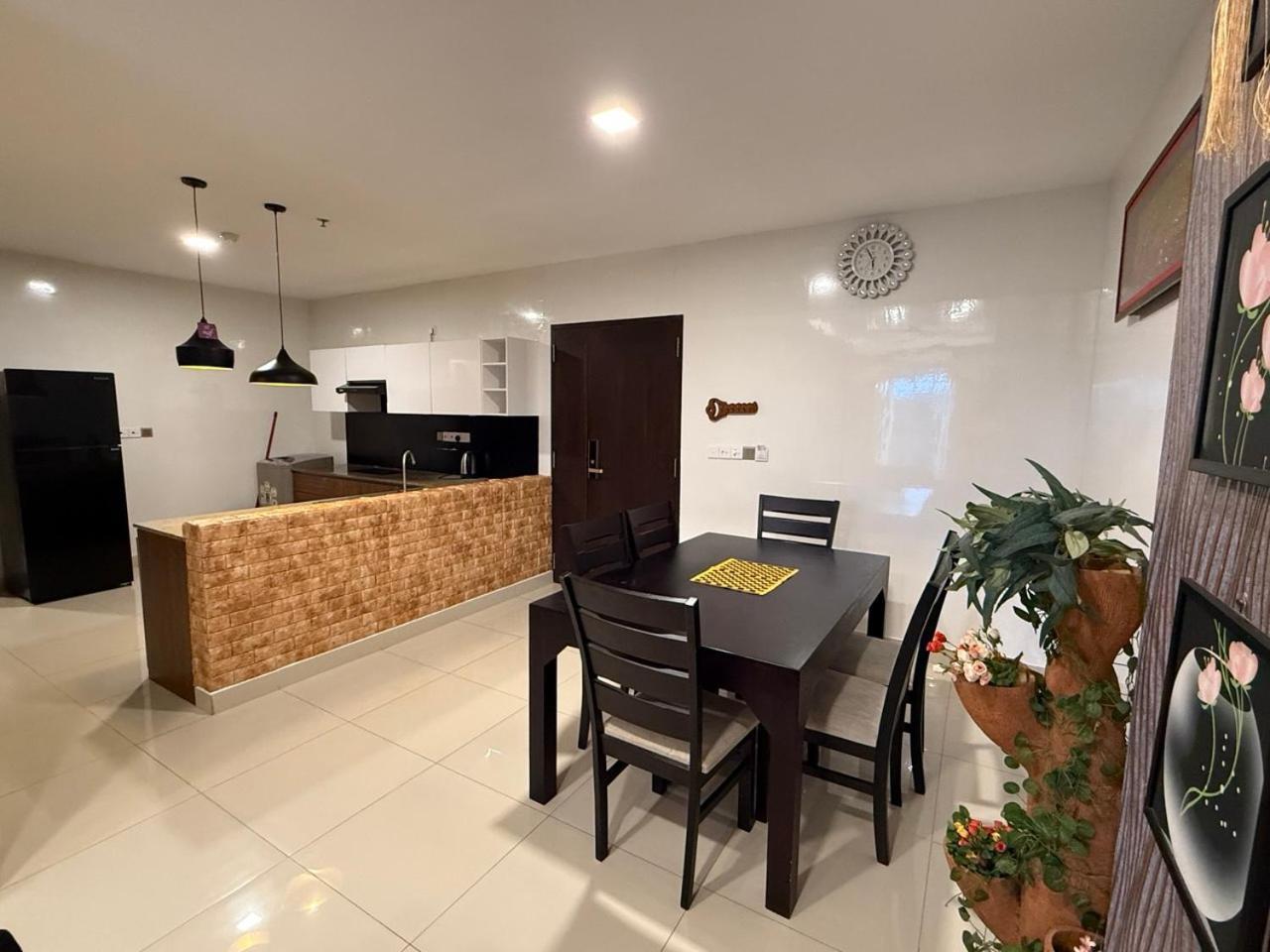Ocean Breeze Negombo- Tidesend Luxury Beach Apartments Buitenkant foto