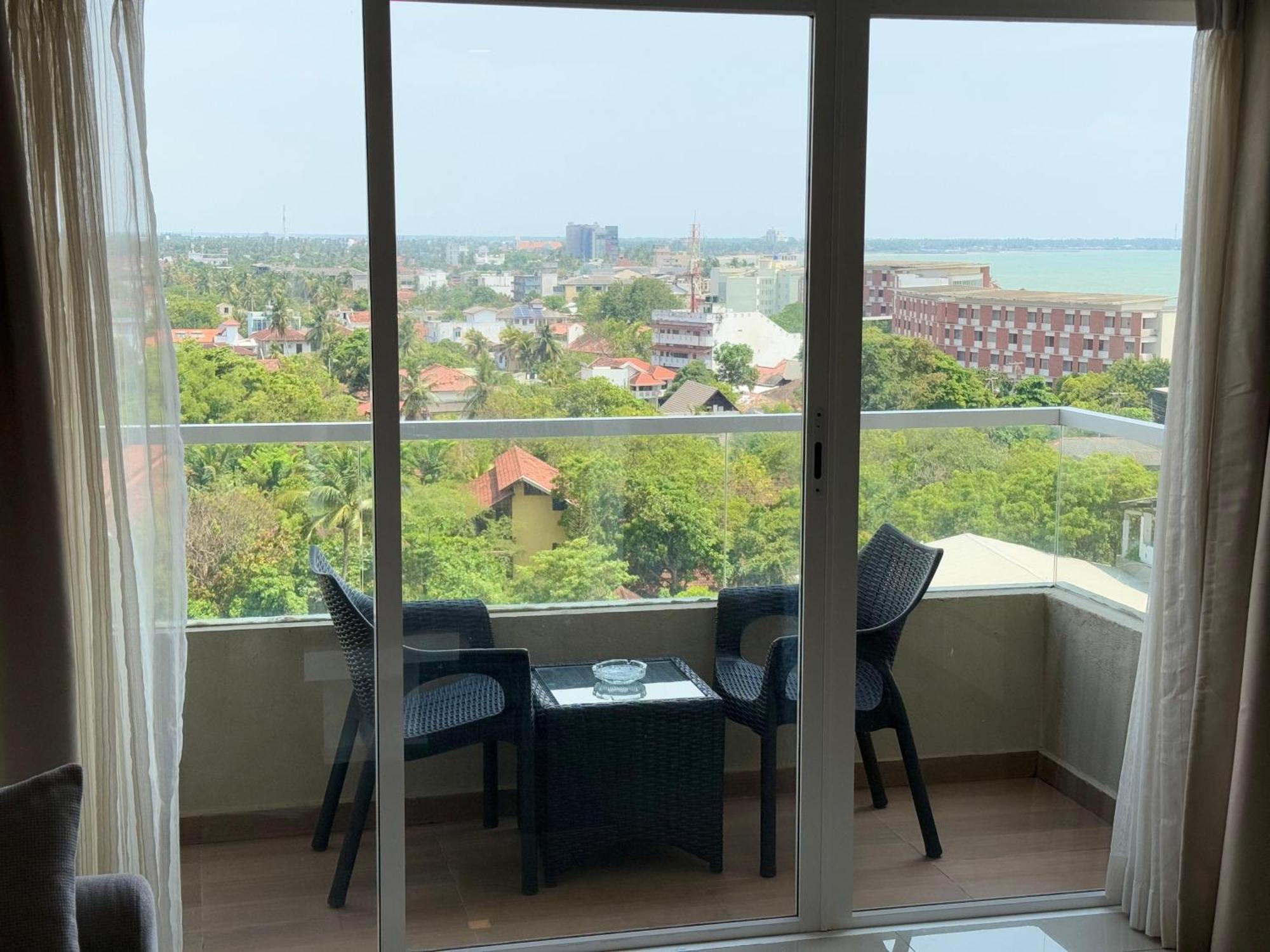 Ocean Breeze Negombo- Tidesend Luxury Beach Apartments Buitenkant foto