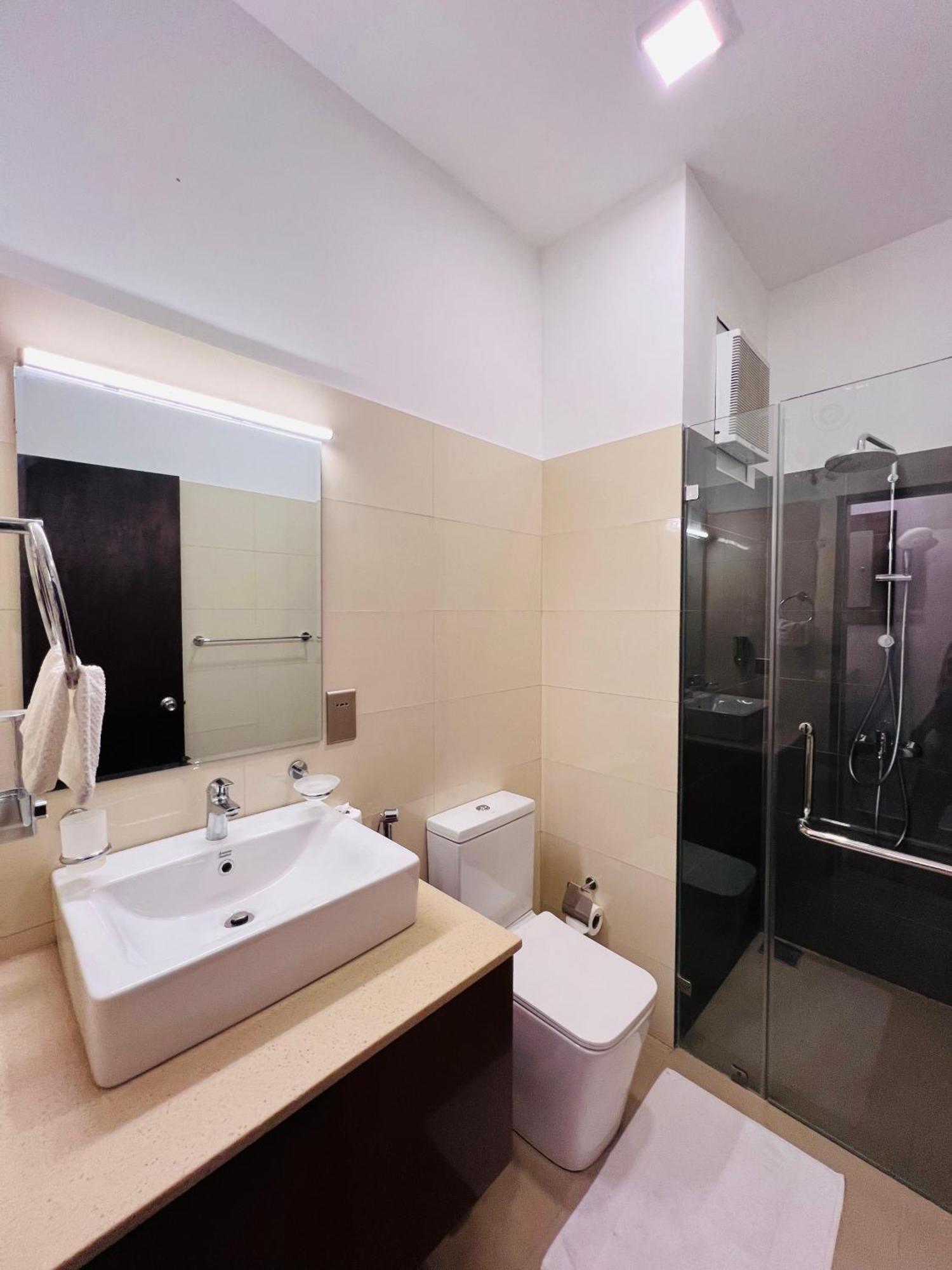 Ocean Breeze Negombo- Tidesend Luxury Beach Apartments Buitenkant foto